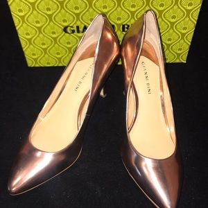 NWT Gianni Bini Penny gold pump size 10